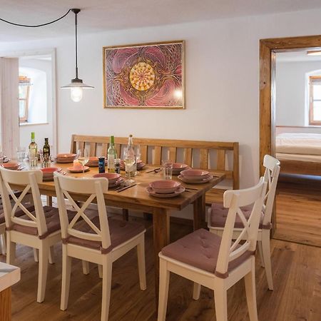 Gehobenes Ambiente In Historischer Wohnung Walting Bagian luar foto