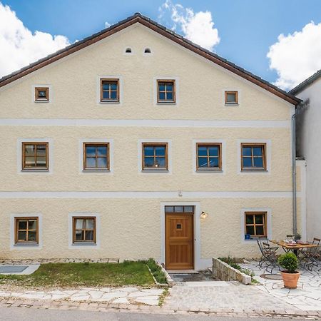 Gehobenes Ambiente In Historischer Wohnung Walting Bagian luar foto