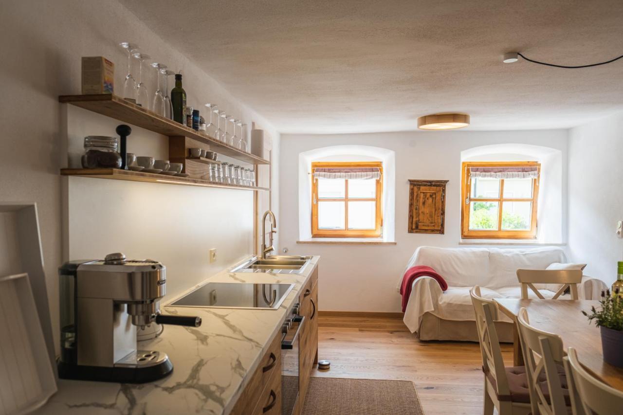 Gehobenes Ambiente In Historischer Wohnung Walting Bagian luar foto