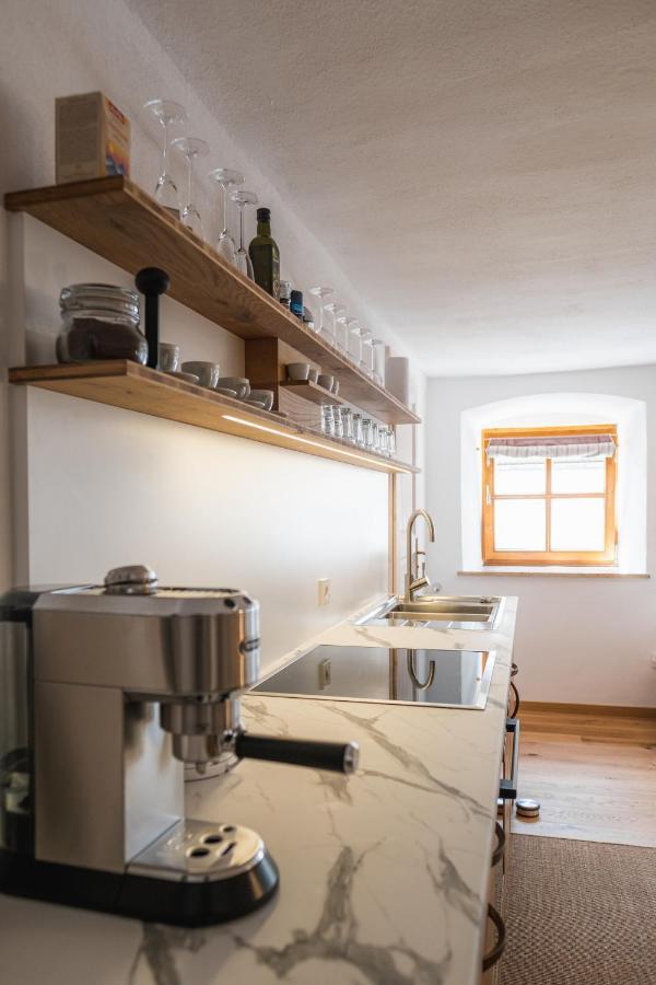 Gehobenes Ambiente In Historischer Wohnung Walting Bagian luar foto