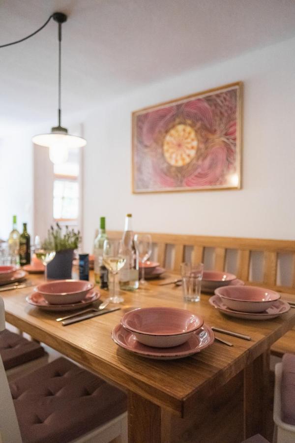 Gehobenes Ambiente In Historischer Wohnung Walting Bagian luar foto