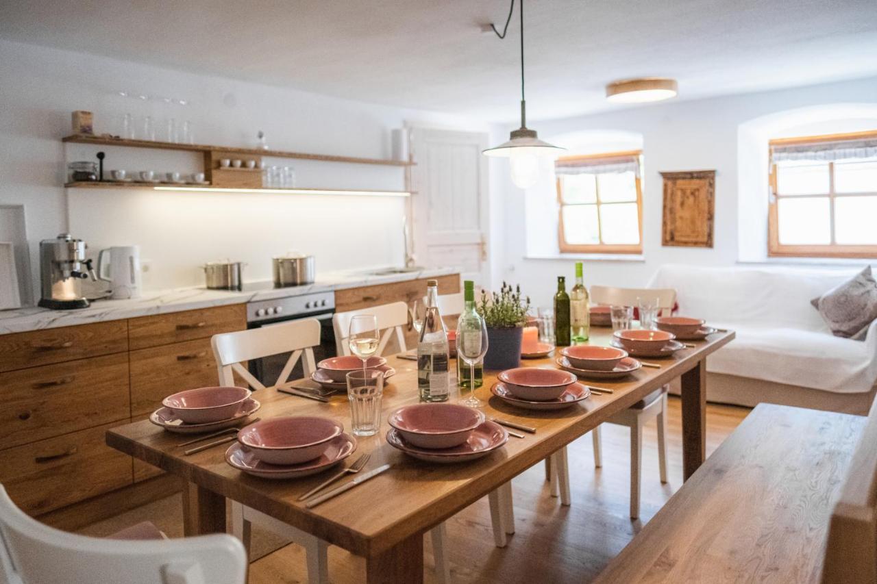Gehobenes Ambiente In Historischer Wohnung Walting Bagian luar foto