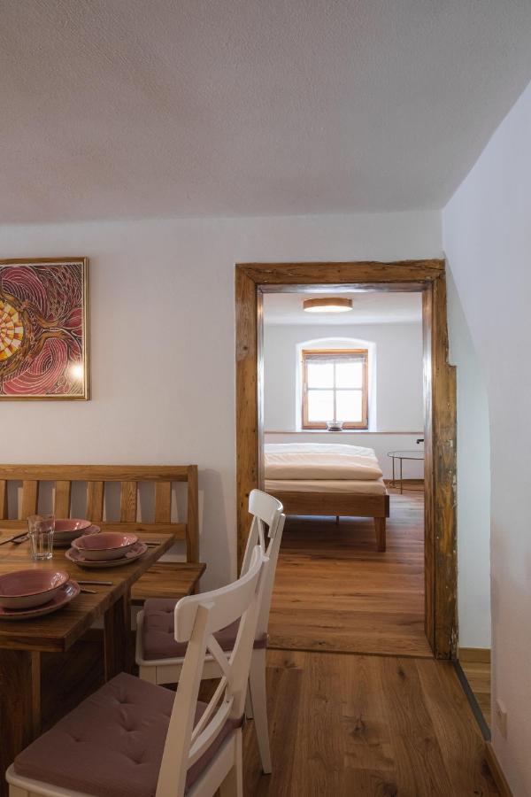 Gehobenes Ambiente In Historischer Wohnung Walting Bagian luar foto