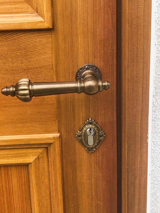 Gehobenes Ambiente In Historischer Wohnung Walting Bagian luar foto