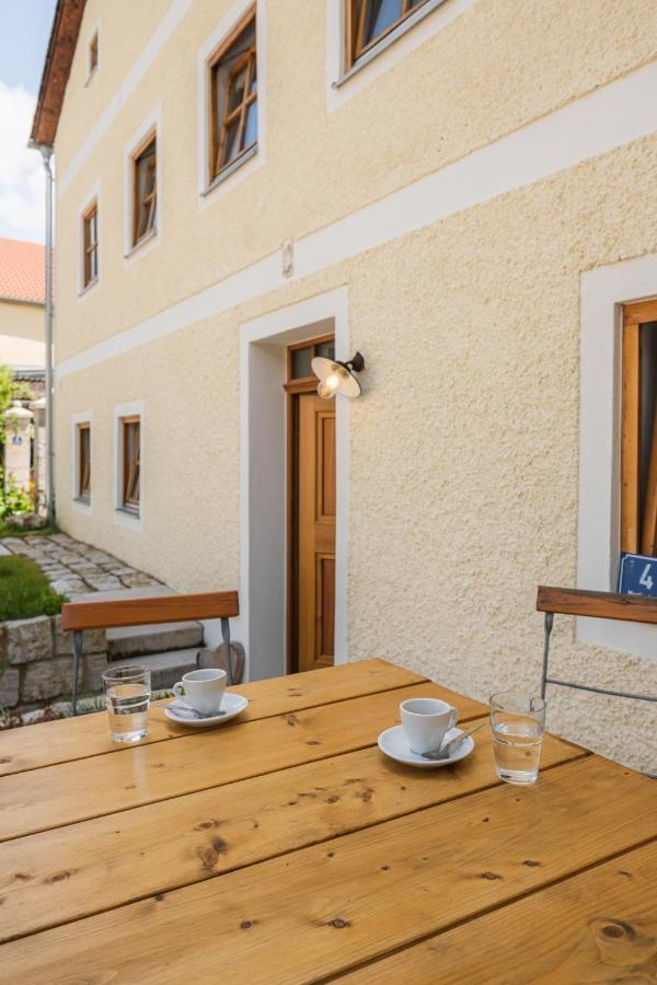 Gehobenes Ambiente In Historischer Wohnung Walting Bagian luar foto